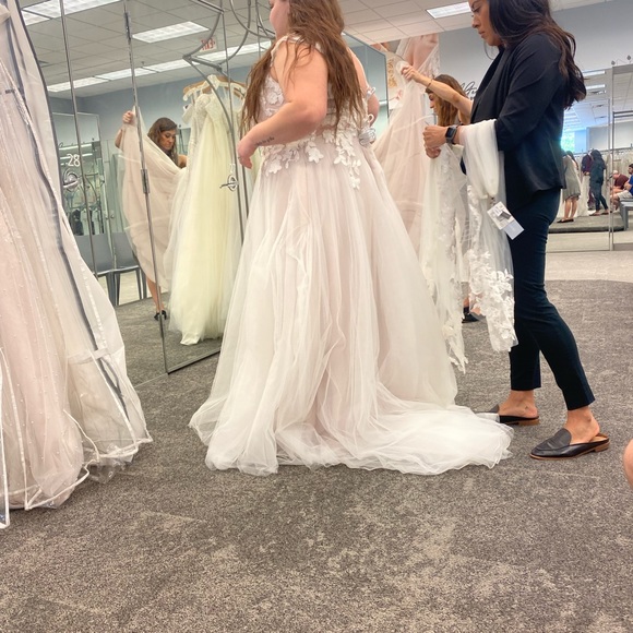 Brand new David’s bridal wedding dress size 24 unaltered - Picture 4 of 6